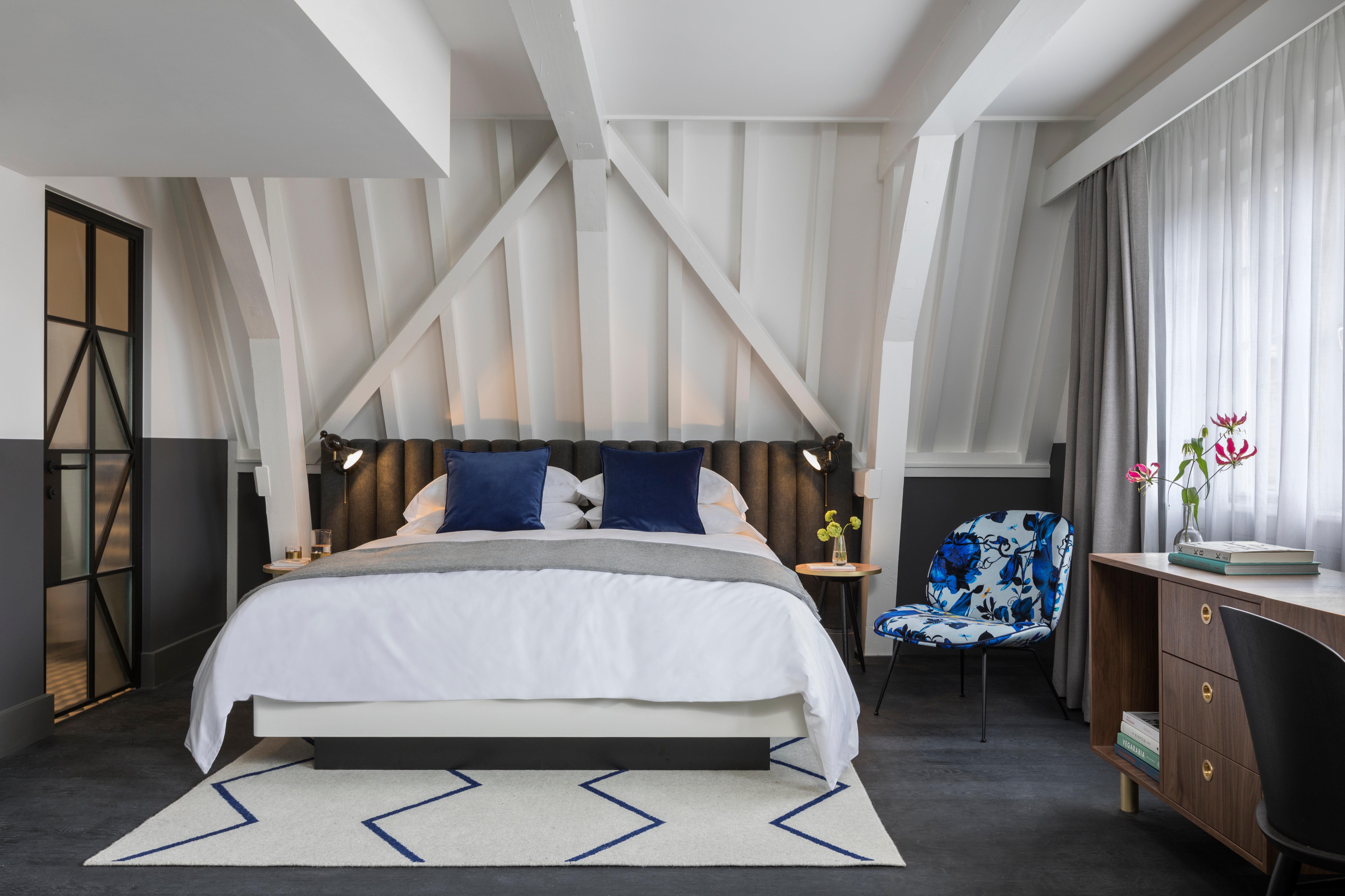 فندق كيمبتون دي ويت أمستردام المظهر الخارجي الصورة A bedroom at the hotel