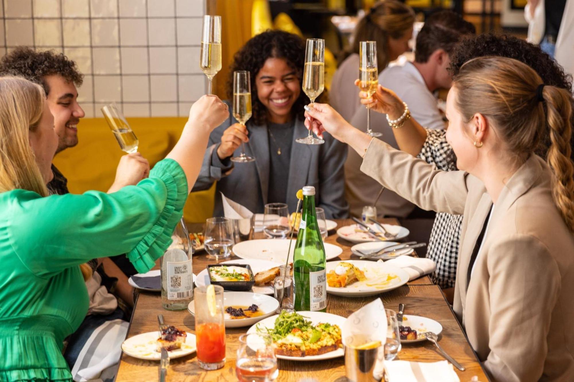 فندق كيمبتون دي ويت أمستردام المظهر الخارجي الصورة Diners at the restaurant